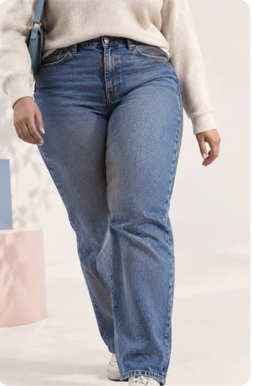 femme en jean dont les cuisses se touchent en marchant