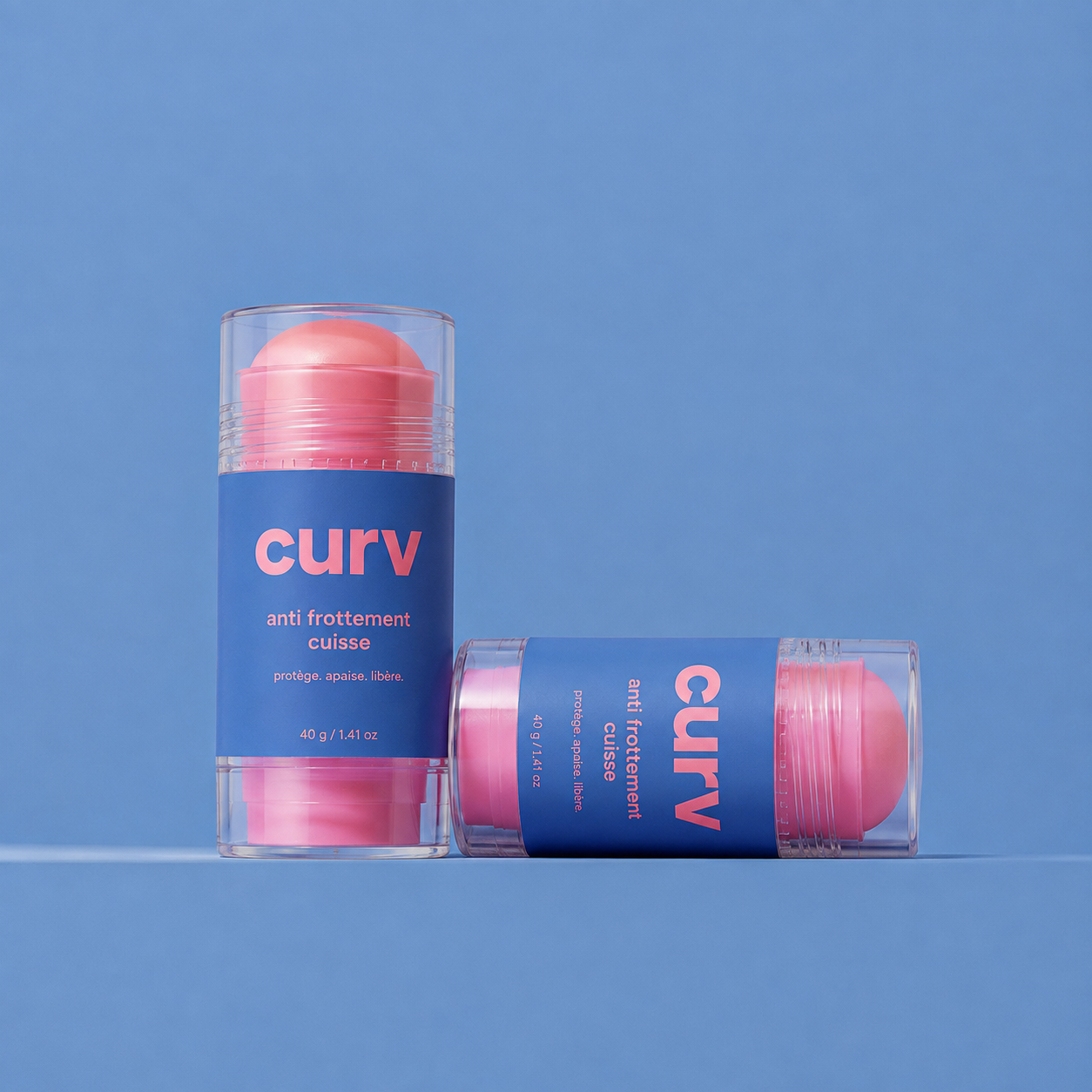 deux sticks curv posés sur fond bleu