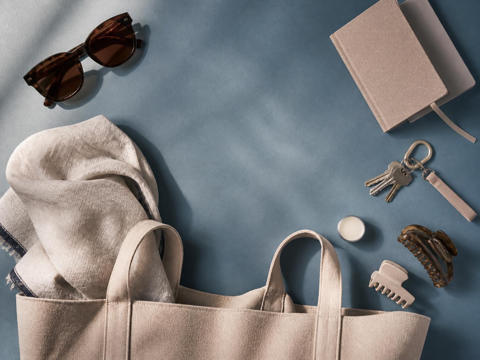 contenu d'un tote bag posé sur un fond bleu